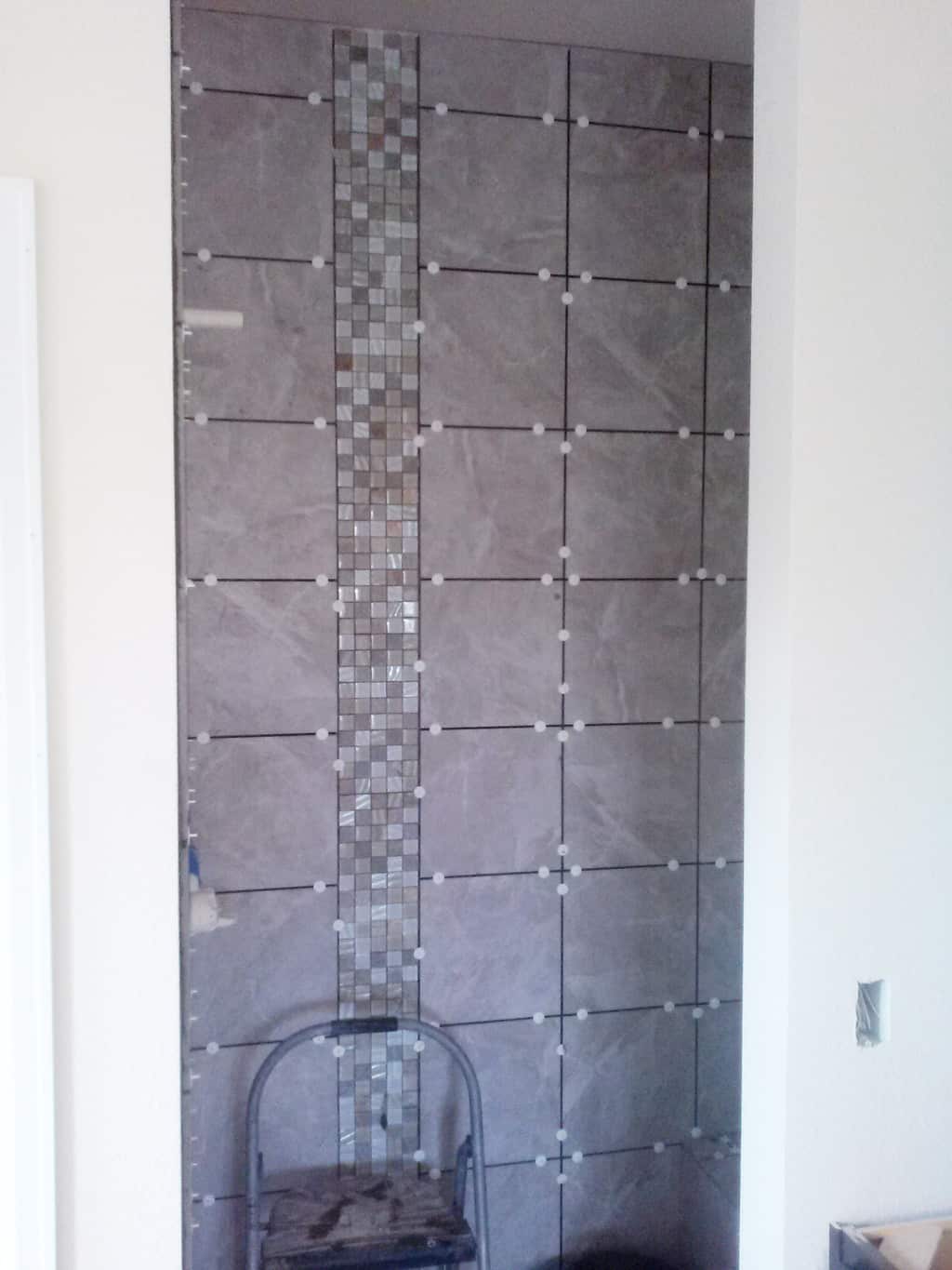Shower Walls with Smart Spacers