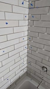 Corner joints with gloss and matte tiles