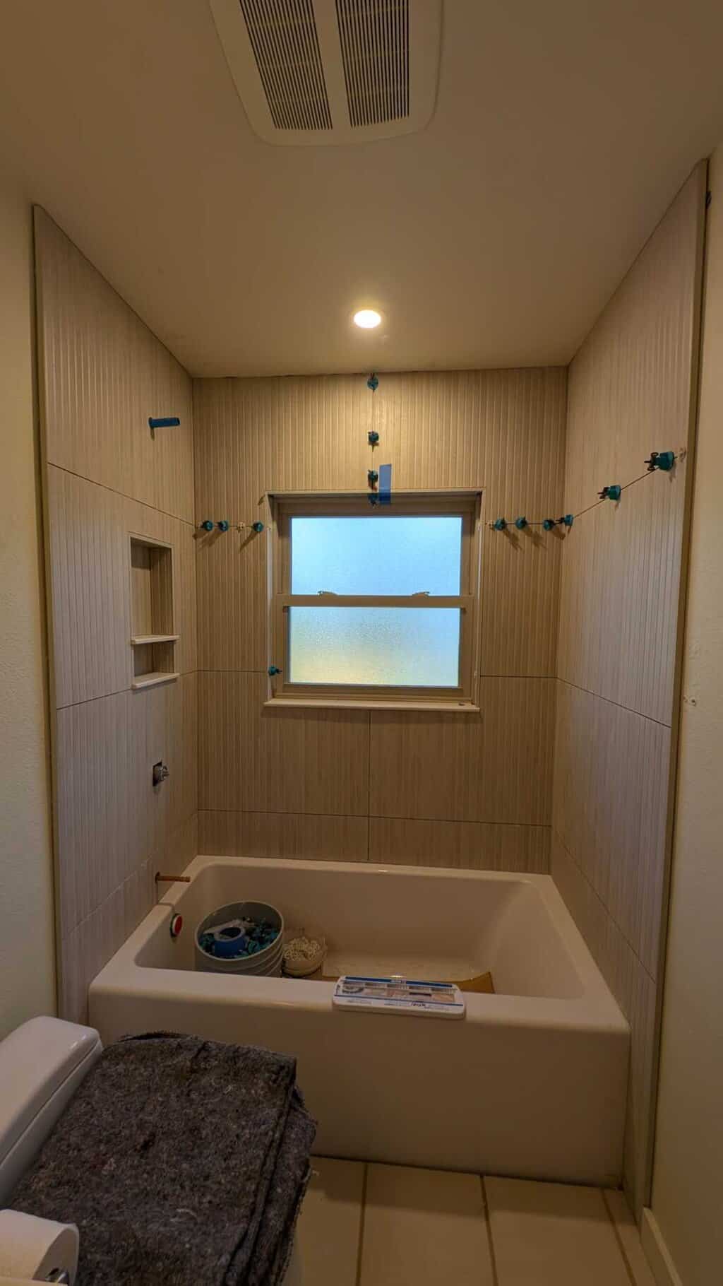 Tub surround fully set Tub surround fully set