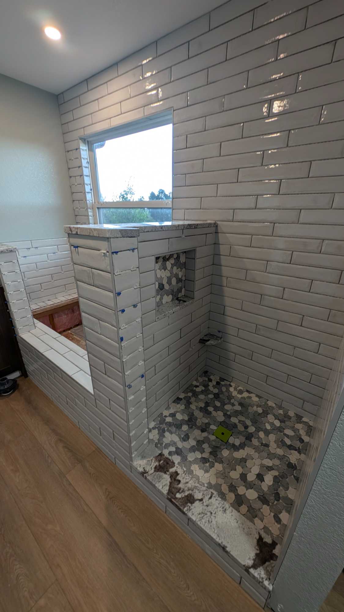 Shower with niche and granite pieces