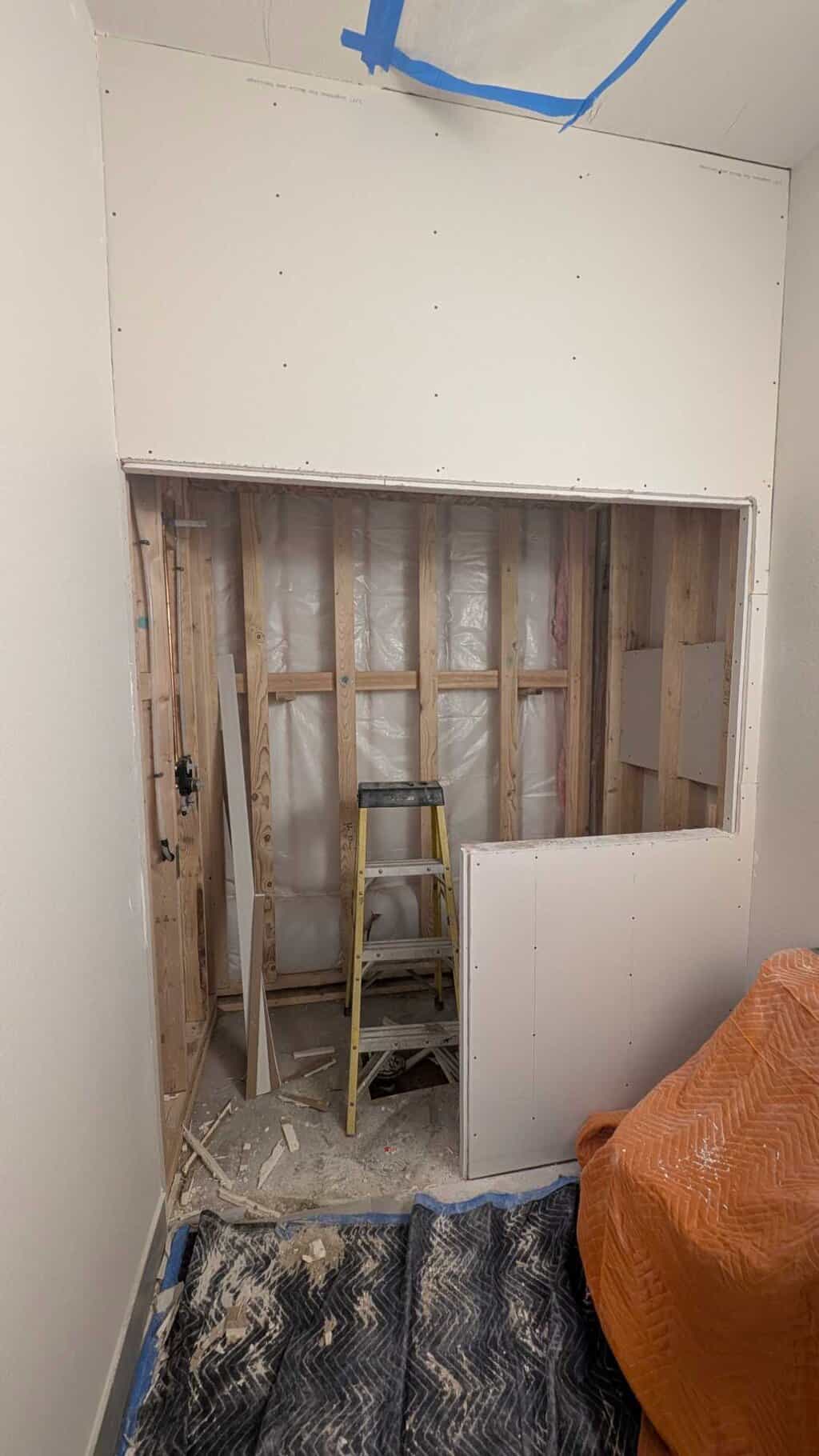 Shower walls to be underlaid and tiled