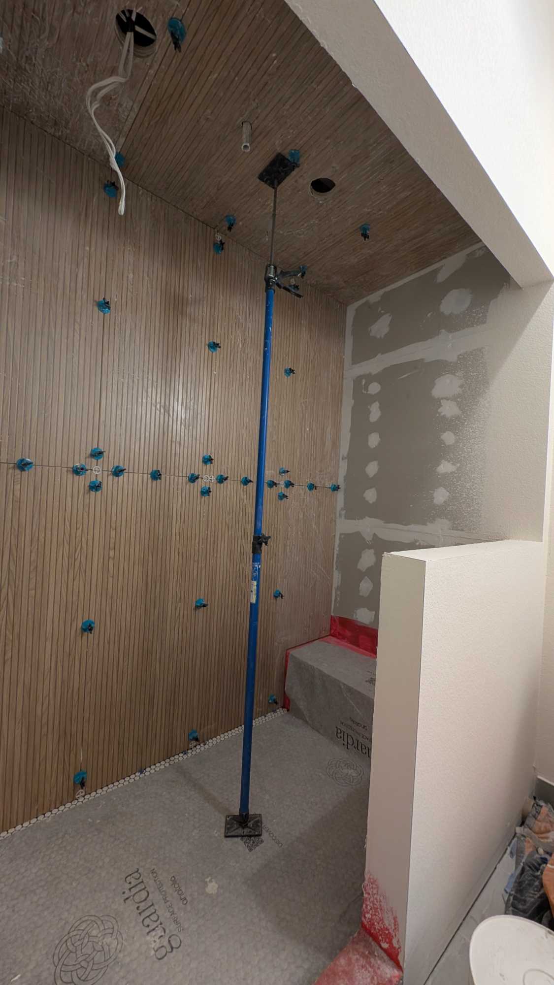 Very large format tiles installed on walls and ceiling2