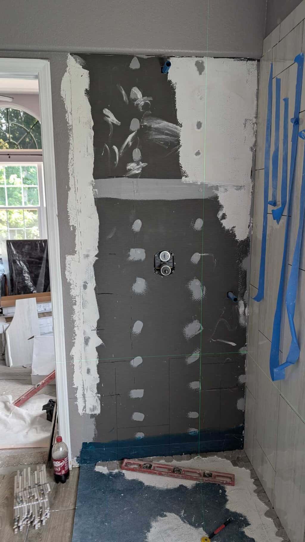 Wall with niches coming out