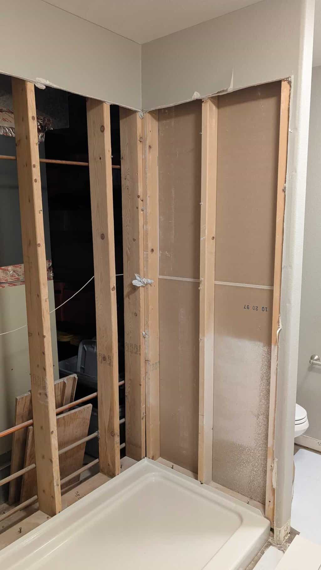 Shower wall to have niche and tile