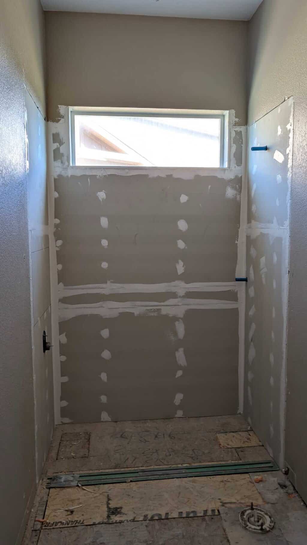 Hall bath shower underlaid