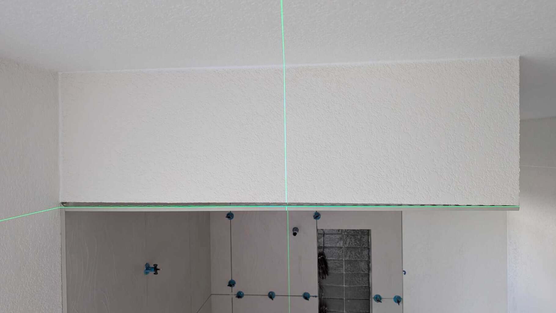 Leveling primary shower header