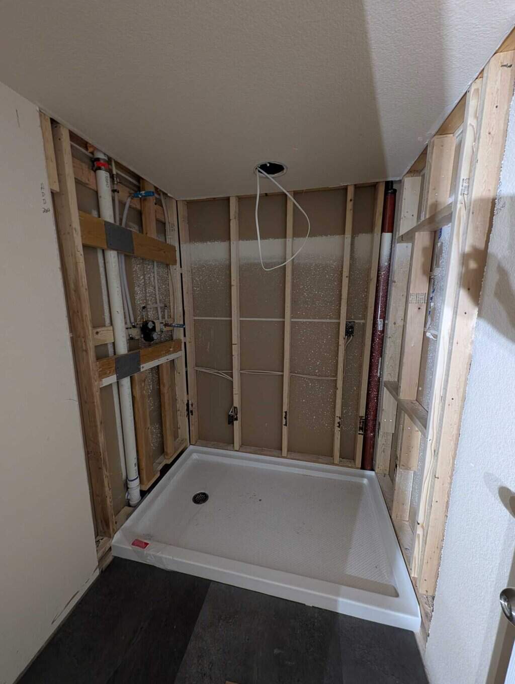 Shower surround to be underlaid and tiled