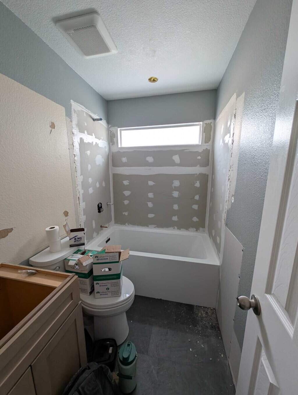 Tub surround underlaid