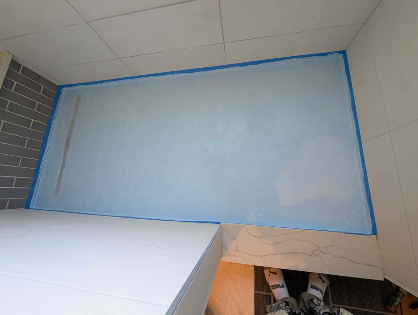 First coat of waterproofing with reinforcing fabric