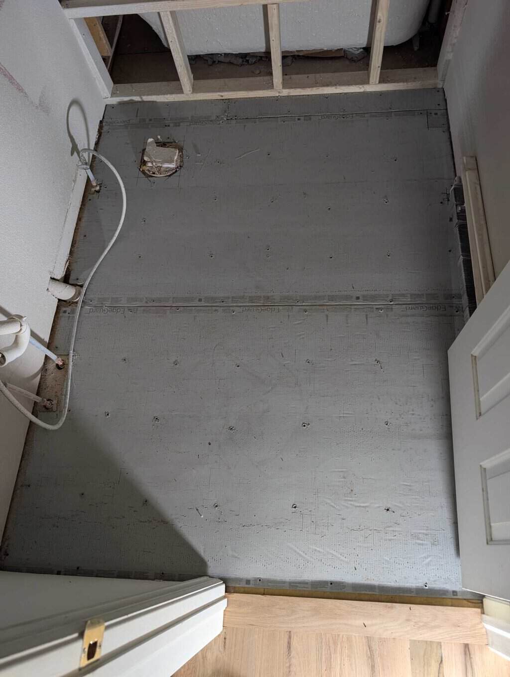 Hall bath underlaid