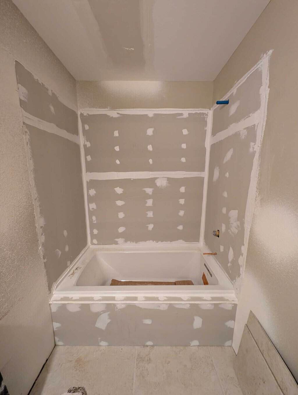 Guest tub surround underlaid