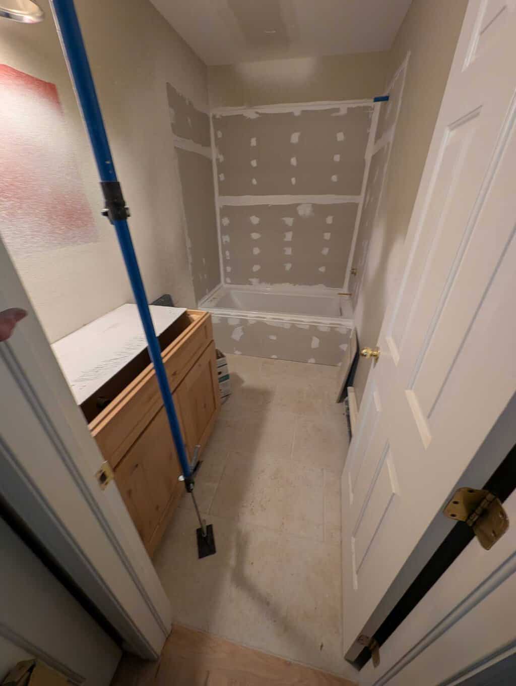Guest tub surround underlaid
