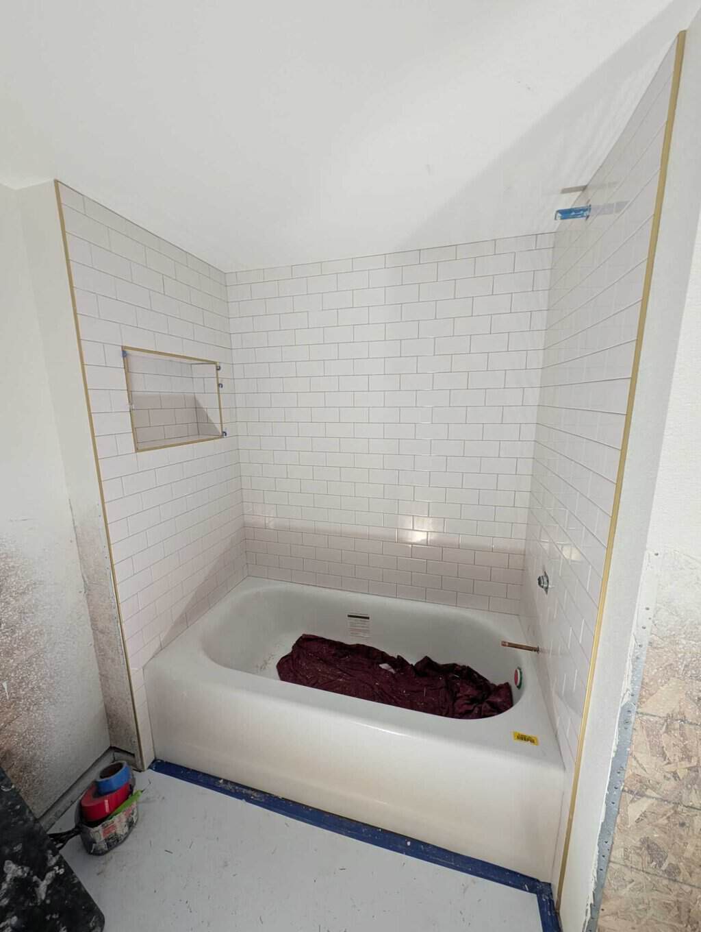 Basement tub surround fully set