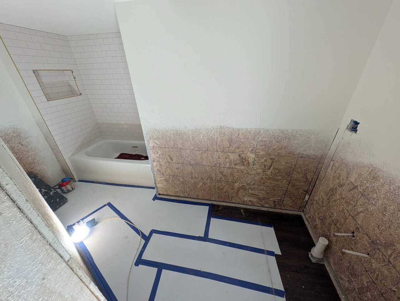 Basement tub surround fully set